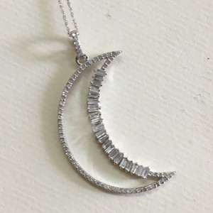 Collier pendentif demi-lune en argent sterling 925 plaqué rhodium avec pierre naturelle blanche taille baguette sertie en canal, chaîne torsadée, 1,50 carats au total G - Product Image 5
