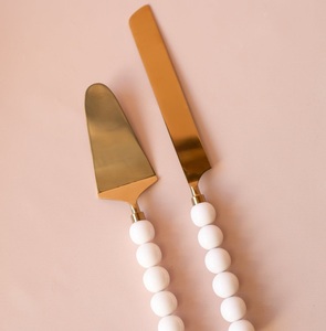 Ensemble de couteau et spatule à gâteau en or de luxe avec manche style marbre rose pâle, élégants outils de découpe de desserts pour table de réception de mariage - Product Image 2