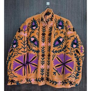 Chaqueta de Terciopelo Acolchada con Bordado Suzani Vintage de Lavinas, Abrigo Boho de Lujo para Festivales y Fiestas de Invierno, Ecológico - Product Image 2