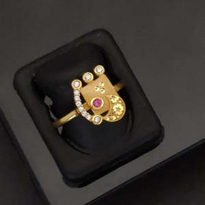 Anillo de piedra austriaca chapado en oro Un regalo perfecto de brillo y sofisticación para aniversarios, cumpleaños y celebraciones - Product Image 1