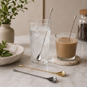 Agitateur à cocktail de luxe en acier inoxydable avec long manche torsadé pour mélanger les cocktails de fête, les boissons et les cocktails préparés. - Product Image 1