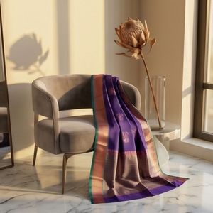 Sari en soie satinée violette avec motifs floraux et bordure verte - Product Image 2
