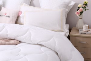 Couette d'hiver matelassée en polyester blanc hypoallergénique, respirante, lavable en machine - Product Image 2