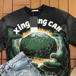 Conjunto Personalizado de Camiseta Vintage Urbana para Hombre + Pantalones Cortos de Mezclilla Deshilachados con Múltiples Bolsillos, Personalizable con Diseños Impresos/Bordados - Product Image 3