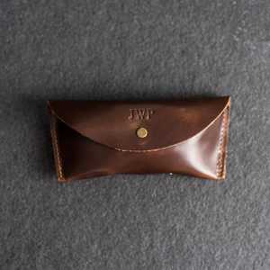 Estuche clásico para gafas de cuero color canela, protector de gafas acolchado suave, pedidos al por mayor para tiendas de óptica LGC-0008 - Product Image 2