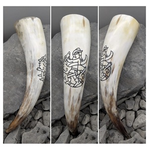 Ensemble cadeau de cornes à boire vikings haut de gamme, gravées et polies, avec support en bois, style animalier, écologiques, pour festivals médiévaux et hydromel - Product Image 1