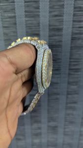 นาฬิกาข้อมือฮิปฮอปผู้ชายสุดหรู ดีไซน์เพชร ประดับมอยส์ซาไนต์ ระยิบระยับ โครโนกราฟ ตัวเรือนทองเหลืองสีเหลือง สายสแตนเลส สไตล์แฟชั่น - Product Image 4