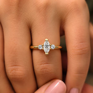 แหวนหมั้นเพชรทรงมาร์คีส์แบบมินิมอล ประดับเพชรทรงกลม ทองคำ 14K 18K สีเหลือง รับสั่งทำแบบ OEM ODM ขายส่งเครื่องประดับ - Product Image 2