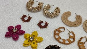 Boucles d'oreilles classiques en laiton perlé faites à la main pour femmes, légères et tendance, bijoux de mariage, vente en gros - Product Image 2