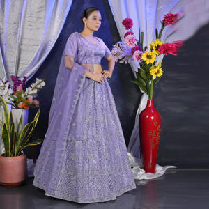 ชุดเลเฮนกาโชลีประดับด้วยงานปักดิ้นอย่างละเอียด กระโปรงทรงบานหรูหรา เสื้อทรงสง่างาม ผ้าคลุมไหล่บางเบา เหมาะสำหรับโอกาสพิเศษ - Product Image 1