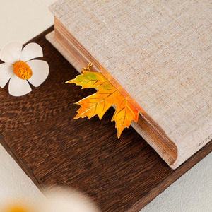 Marcapáginas de hoja de arce de cuero de alta calidad, accesorio elegante diseñado para amantes de los libros y regalos educativos a precio de mayoreo. - Product Image 1