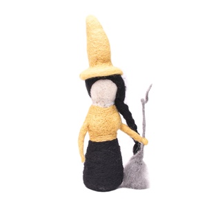 Ensemble de 2 poupées sorcières en feutre de laine faites à la main avec balai – Mini figurines d'Halloween en feutre aiguilleté, décoration d'intérieur, cadeau - Product Image 5