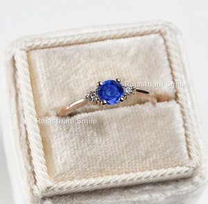 Bague de fiançailles à trois pierres en or jaune massif 14K pierre précieuse taillée en diamant à la mode saphir bleu naturel pierre de 6mm pour les fêtes - Product Image 3