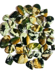 Cabujón de Calcedonia Cromada Natural AAA – Rara Piedra Preciosa Verde Mtorolite Suelta, Pulida y Lisa con Reverso Plano para Fabricación de Joyas - Product Image 2