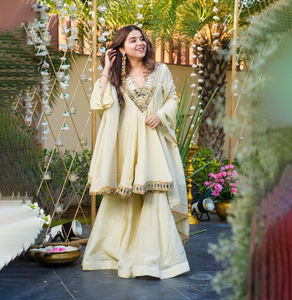 Ensemble Sharara Gharara Kurti indien brodé, tissu Georgette, rouge, vêtements ethniques pour fêtes, avec miroirs, prêt-à-porter. - Product Image 1