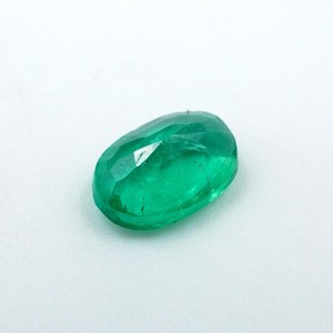 พลอยมรกตธรรมชาติจากราชสถาน HAYAAT GEMS 0.55 กะรัต มรกตเจียระไนทรงรี สีเขียว ขนาด 6.5x4.5x3.5 มม. สำหรับทำเครื่องประดับ - Product Image 2