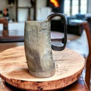Mug en corne de buffle fait main, forme naturelle, sculpté, style rustique, objet de collection, mug à bière ou à vin, design viking artisanal. - Product Image 1