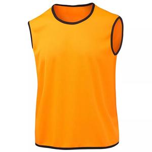 Gilet d'entraînement de football personnalisé, léger, respirant, en maille, pour entraînement de football, vêtements de sport pour équipes adultes, 100% polyester - Product Image 2