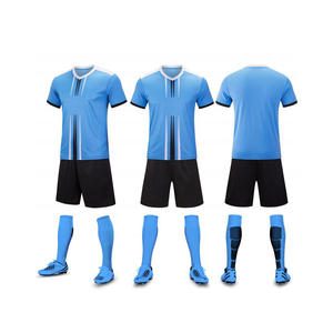 เสื้อกีฬาฤดูร้อนสำหรับผู้ชาย ระบายอากาศได้ดี ผลิตจากโพลีเอสเตอร์ พิมพ์ชื่อได้ ชุดฟุตบอลแห้งเร็ว MOQ ต่ำ - Product Image 3