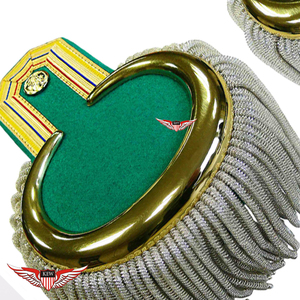 Epaulettes de Tela Roja y Flecos de Hilo Dorado, Bordados a Mano, Ecológicos, Estilo Napoleónico, Personalizables, Vintage Francés, para Desfiles y Ceremonias - Product Image 3
