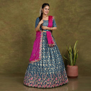 ชุดเลเฮนกาโชลีผ้าไหมบานาราซี พร้อมงานปักลายดอกไม้ขอบผ้าด้วยดิ้นทองอย่างประณีต เหมาะสำหรับงานเทศกาลและงานเลี้ยง ออกแบบโดยดีไซเนอร์ - Product Image 3