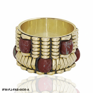Brazalete Bohemio Grueso Dorado con Detalles de Resina Roja Intensa, Estilo Étnico Audaz, Hecho a Mano para Mujer - Product Image 2