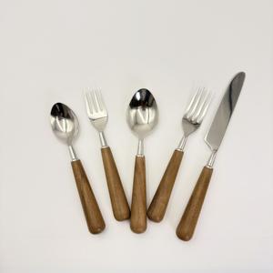 Juego de cubiertos de acero inoxidable de alta calidad con mango de madera, juego de cubiertos hechos a mano, juego de cubiertos plateados, juego de cucharas de 5 piezas. - Product Image 4