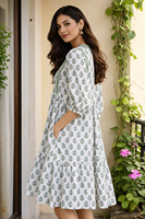 Robe midi pour femme en mousseline de coton tissée de haute qualité, imprimée, style bohème chic décontracté, coupe ample, avec détail de pompon au col, ethnique, été