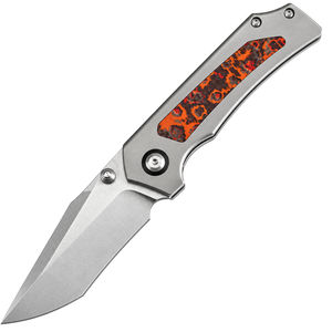 Navajas Plegables con Mango Gris Plateado, Incrustaciones de Patrón Naranja y Negro, Hoja con Acabado Satinado, Anclaje para Pulgar y Clip de Bolsillo para Uso en Exteriores - Product Image 1