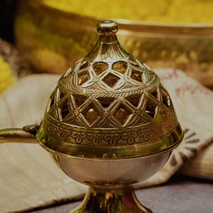 Lampe à parfum artisanale en laiton écologique, diffuseur d'huile en forme de dôme, brûleur de camphre et Bakhoor pour temple - Product Image 1