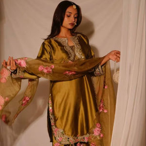Ensemble de luxe Farshi Salwar 3 pièces très demandé avec Kurti brodé et Dupatta pour l'Aïd, Diwali et les événements nuptiaux - Product Image 1