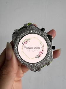 นาฬิกาข้อมือผู้ชายคุณภาพพรีเมียมทำมือ ประดับเพชรโมอิสซาไนต์ครึ่งหน้าปัด พร้อมหน้าปัดโครโนกราฟ ขนาด 44 มม. หน้าปัดอนาล็อก สายยางแบบ Iced - Product Image 2