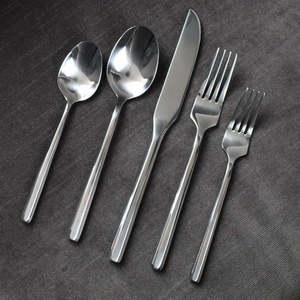 Juego de Cubiertos Elegantes y Clásicos de Acero Inoxidable Plateado, Sostenibles, para Uso en el Hogar, Hoteles y Restaurantes, Cubiertos Reutilizables para Regalo - Product Image 1