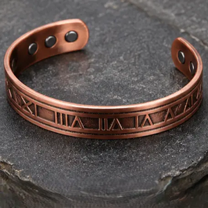Brazalete de Cobre Hecho a Mano de Lujo con Números Romanos en Relieve, Personalización, Detalles Magnéticos, Regalo Promocional Novedoso - Product Image 5