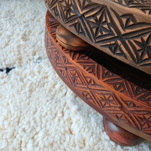 Plateau décoratif rond en bois gravé avec motif abstrait, style bohème, pour la présentation sur table à la maison - Product Image 3