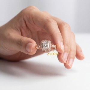Anillo de Compromiso Vintage con Halo de Diamantes Corte Princesa en Oro de 18K, Joyería Fina con Milgrain, Elegante Regalo para Mujer - Product Image 2
