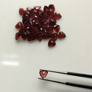 โกเมนสีแดงธรรมชาติ 7 มม. ทรงทริลเลียนคัท คุณภาพดีที่สุด พลอยเม็ดเดี่ยวสำหรับทำเครื่องประดับ - Product Image 2