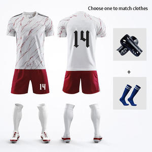 Ensemble maillot et short de foot personnalisé par sublimation, rouge et noir, respirant, polyester, adulte unisexe - Product Image 2
