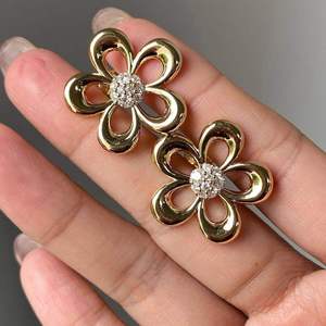 Boucles d'oreilles clous de luxe en diamants de laboratoire en forme de grappe de fleurs, plaqué or jaune 9 carats, certifiées IGI, bijoux fins - Product Image 1