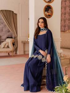 Traje pakistaní azul marino para mujer con dupatta en contraste – Elegante ropa de fiesta - Product Image 3