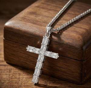 Pendentif Croix en Diamant Taillé Émeraude Plaqué Or Quatorze Carats Certifié, Trente Millimètres, Bijou Religieux Fin - Product Image 6