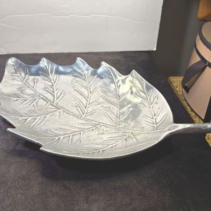 Plato para Servir de Aluminio de Primera Calidad con Diseño de Hoja para Mesas Sofisticadas que Combina Artesanía y Estilo Elegante - Product Image 1