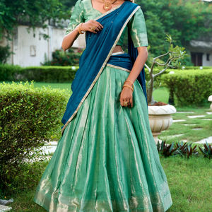 Lehenga Choli en Soie Kanchipuram Extensible et Réversible avec Broderie Zari et Dupatta Brodé pour Fêtes, Mariages, Diwali et Protection Solaire - Product Image 1