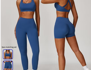 Sujetador deportivo sin costuras azul claro para mujer, con tirantes cruzados, soporte medio, para gimnasio y fitness, color liso, diseño hueco - Product Image 2