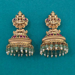 Grossistes de bijoux faits à la main Chine Kanhai Jewels Boucles d'oreilles pour femmes en forme de lune antique style temple, en cristal et strass, finition or mat - Product Image 3
