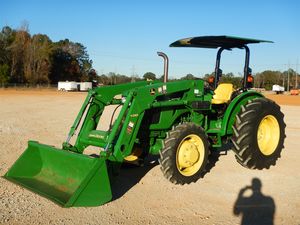 Tracteur utilitaire John Deere 5065E 65 CV, options 2 roues motrices et 4 roues motrices, tracteur agricole avec cabine confortable et pack haute efficacité énergétique Pro - Product Image 6