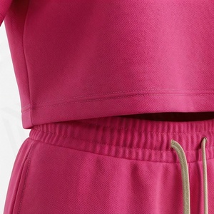 Ensemble 2 pièces en polaire pour femme : haut court à manches courtes rose uni et short au-dessus du genou – Tenue décontractée printemps-été - Product Image 5
