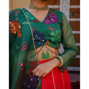 ชุดเลเฮนกาสีเขียวลายลิลลี่วาดด้วยมือ-ผ้าออร์แกนซ่า ไซส์ XS แขนสามส่วน สไตล์ดั้งเดิม สำหรับงานดิวาลี/งานแต่งงาน จัดส่งรวดเร็ว - Product Image 3