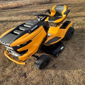 Livraison rapide : Tracteur de jardin d'occasion 900 Enduro 2WD avec moteur robuste et bac à herbe de grande capacité en promotion - Product Image 3