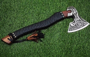 ขวานโทมาฮอว์คเกรดอุตสาหกรรม คุณภาพพรีเมียม LEGACY BLADES ผลิตด้วยมือ แกะสลักลาย หัวขวานเหล็กกล้าคาร์บอนสูง ด้ามไม้ - Product Image 3